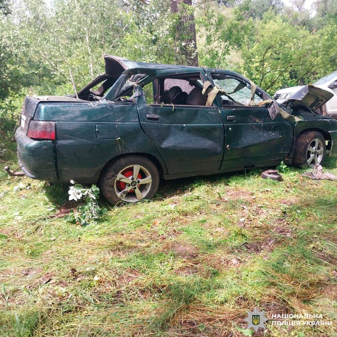 На Харківщині автомобіль злетів з дороги в річку